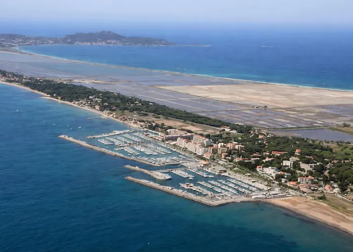 Joli Climatise Au Port De - Proche Plages Et Commerces - Linge De Maison Fourni Ιέρ